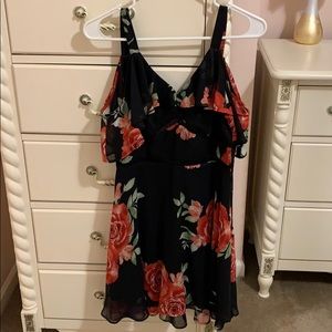 Boutique dress w/ off shoulder sleeves & roses